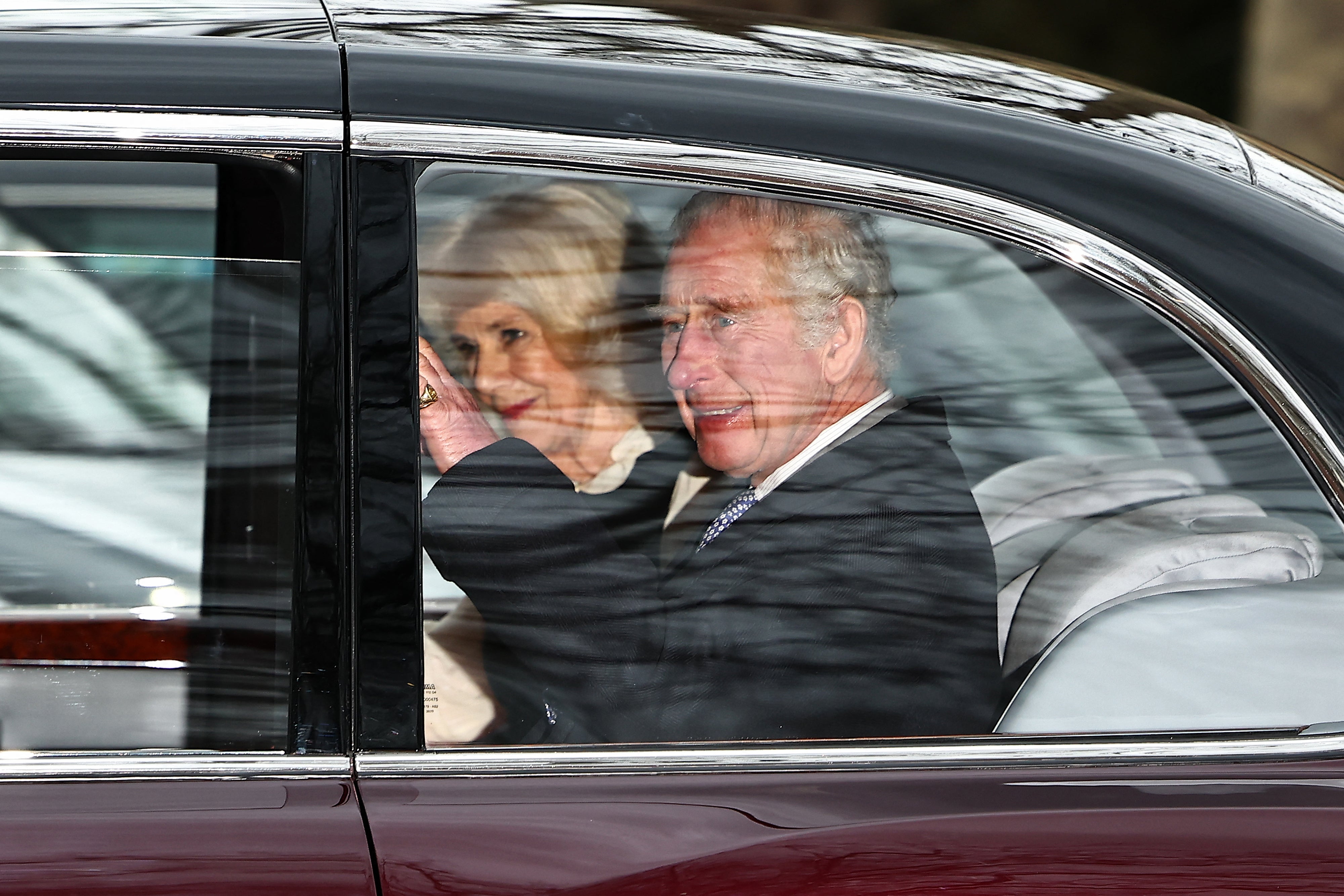 El rey Carlos y la reina Camila salieron de Clarence House menos de una hora después de la llegada de Harry