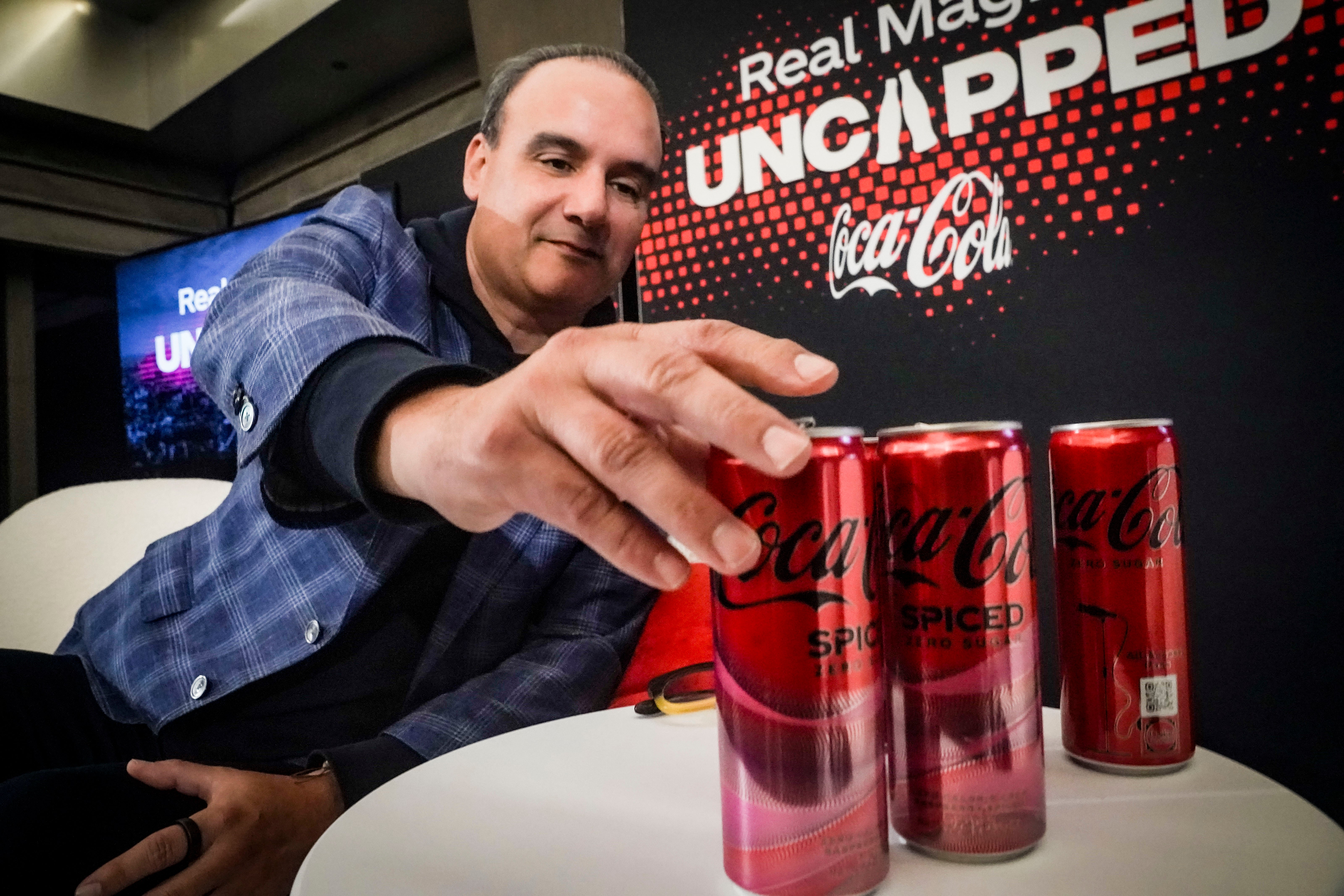 Selman Careaga, presidente de la sección global de Coca-Cola, toma una Coca-Cola Spiced