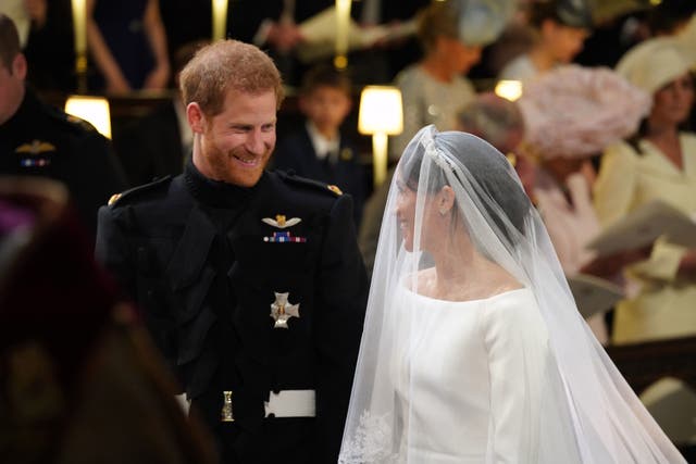 <p>El excompañero de reparto de Meghan Markle recuerda el “asqueroso” olor en la boda real con el príncipe Harry</p>