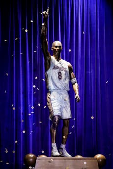 Kobe Bryant inmortalizado en estatua de bronce fuera de la arena de los Lakers