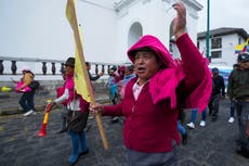 Más de un centenar de indígenas marchan contra la inseguridad en el centro de Ecuador