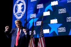 Trump dice a miembros de NRA que "nadie pondrá un dedo sobre sus armas" si vuelve a la Casa Blanca