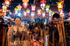 AP Fotos: Asia recibe el Año Nuevo Lunar con visitas a templos y celebraciones