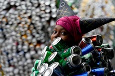La fiesta callejera de las latas de aluminio en Brasil trae alegría y un mensaje ecológico