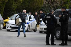 Hombre mata a tres personas y se suicida en oficinas de compañía en Grecia