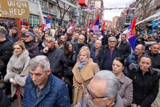 Miles de personas de minoría serbia protestan contra la decisión de Kosovo de abolir el dinar serbio