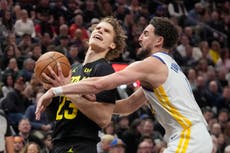 Thompson anota 26, Curry encesta cinco triples en el cuarto y Warriors ganan 129-1107 al Jazz