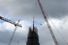 Develan aguja de la catedral de Notre Dame de París tras la reconstrucción