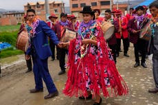 Rituales y ofrendas para la Madre Tierra cierran el carnaval de Bolivia