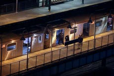 Policía cree que hubo 3 hombres armados en tiroteo que dejó 1 muerto y 5 heridos en metro de NY