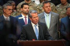 Gobernador de Georgia dice que ayudará a gobernador de Texas en su conflicto fronterizo con Biden