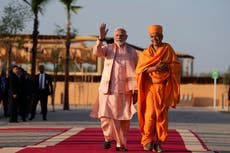 Modi visita templo hindú en Emiratos Árabes Unidos