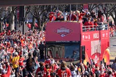 La ciudad de Kansas City se tiñe de rojo para celebrar otro título del Super Bowl de los Chiefs