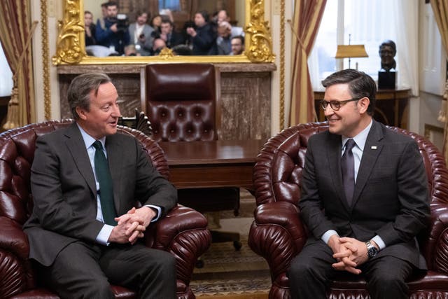 <p>El 6 de diciembre de 2023, el presidente de la Cámara de Representantes de EE UU., Mike Johnson, se reúne en el Capitolio con el secretario de Asuntos Exteriores británico, David Cameron, en Washington D. C.</p>