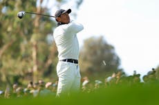 Cantlay lidera en el Riviera; Woods vuelve al golf con un shank