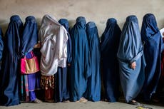 Mujeres afganas tienen miedo a salir solas por restrictivos decretos del Talibán, según ONU