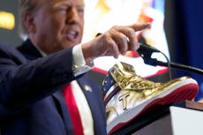 Trump promueve calzado deportivo de su marca por 399 dólares tras multas millonarias