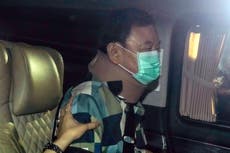 Ex primer ministro tailandés Thaksin Shinawatra sale en libertad condicional de hospital