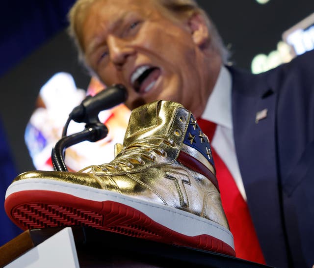 <p>Zapatillas doradas de caña alta: el último intento de Trump de sacarle provecho a su infamia</p>