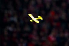 Con aviones a escala, las protestas siguen en la Bundesliga. Bayern Múnich tropieza otra vez