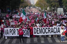 Marcha Rosa: miles de personas salen a defender la democracia en México 