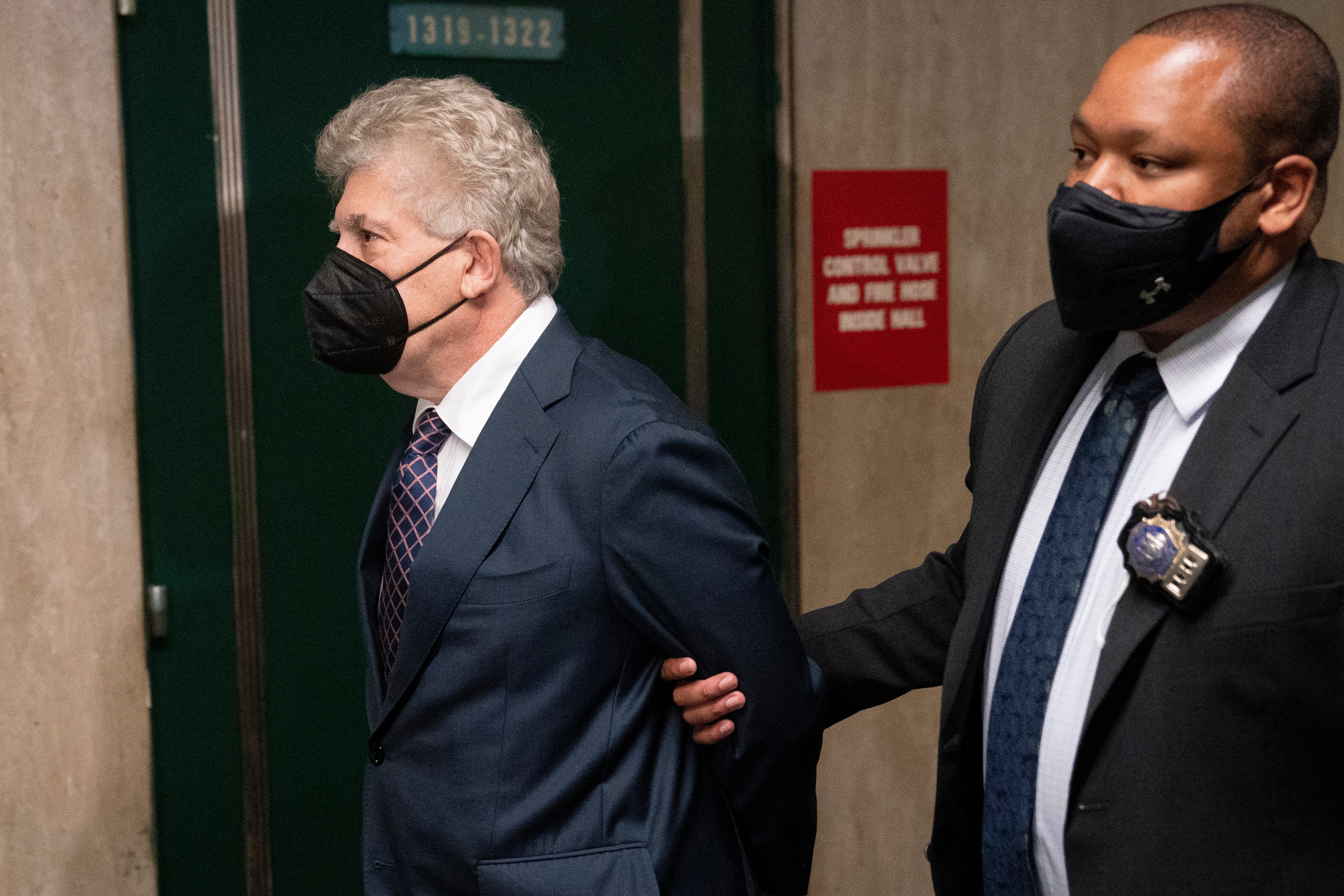 Glenn Horowitz, izquierda, llega al tribunal penal tras ser acusado de conspiración que involucran manuscritos