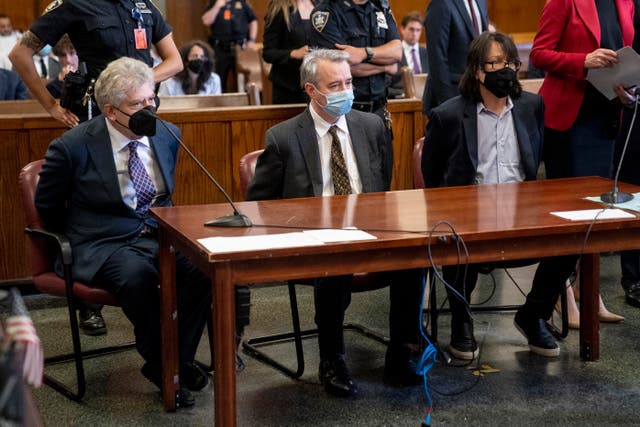 <p> De izquierda a derecha, Glenn Horowitz, Craig Inciardi y Edward Kosinski comparecen ante el tribunal penal tras ser acusados </p>