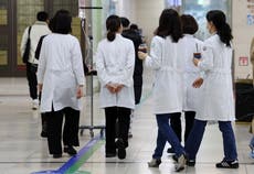 Huelga de médicos surcoreanos contra iniciativa del gobierno obliga a cancelar operaciones
