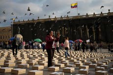 Viudas reclaman por asesinatos de más de 400 ex guerrilleros de FARC que pactaron la paz en Colombia