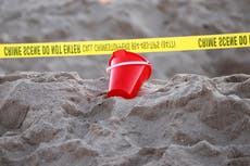 Muere una niña en Florida después de quedar enterrada en hoyo que cavó en la playa