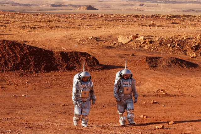 <p>Astronautas de un equipo de Europa e Israel caminan durante una misión de entrenamiento para Marte en un sitio que simula una estación ubicada en el cráter de Mitzpé Ramón en el desierto israelí Negev el 10 de octubre de 2021</p>