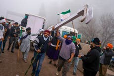 La policía emplea gas lacrimógeno mientras agricultores reanudan su marcha de protesta a Nueva Delhi