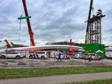 Dos trabajadores muertos tras derrumbe en puente construido sobre canal de Holanda