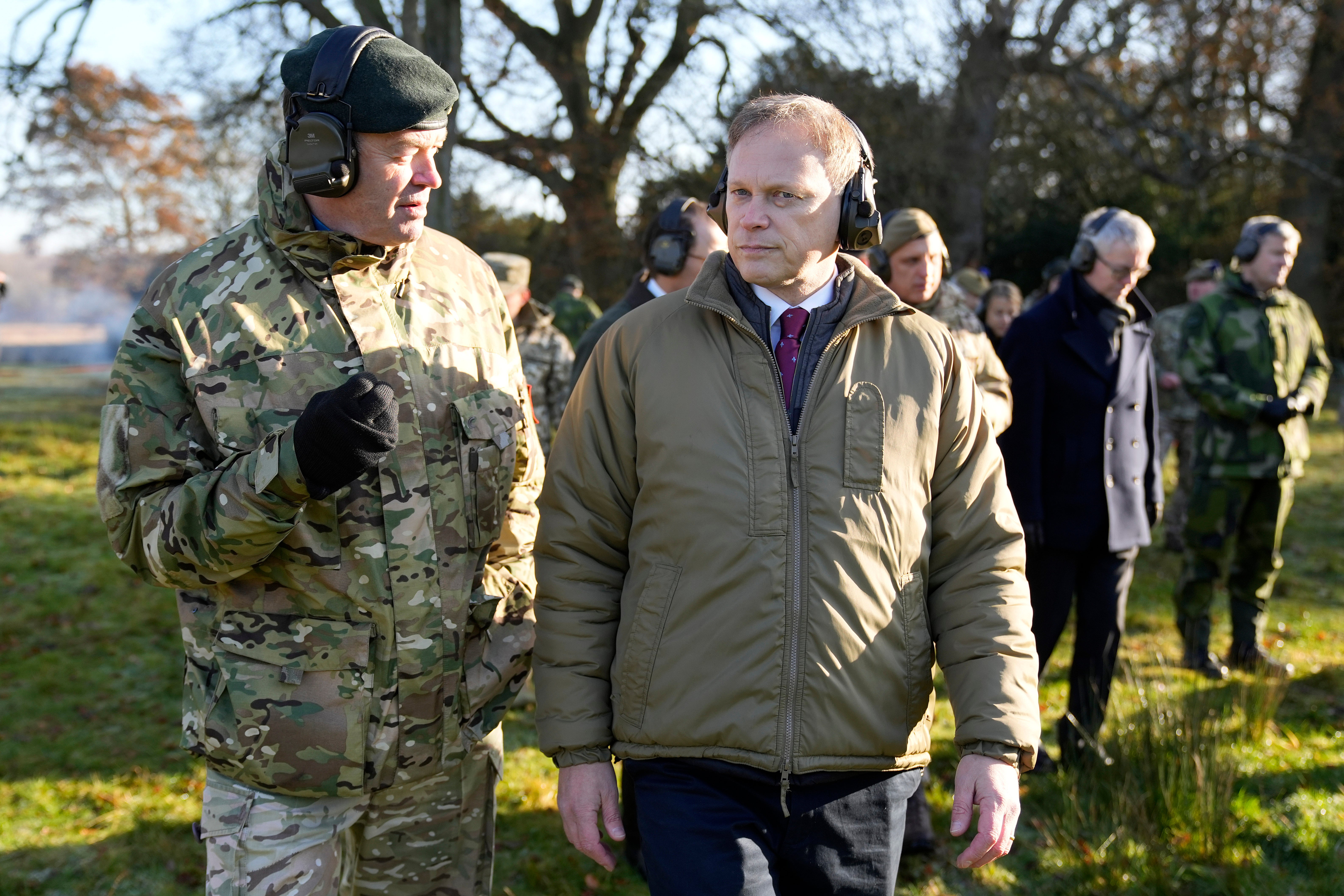 El ministro de Defensa del Reino Unido, Grant Shapps (derecha), conversa con Sanders durante una visita a un campo de entrenamiento en noviembre