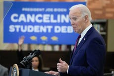 Biden dice que demasiados estadounidenses están endeudados por préstamos estudiantiles