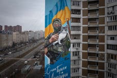 AP Fotos: Murales bélicos en Kiev recuerdan a los soldados caídos en Ucrania