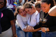 Familias se despiden de los mineros muertos en accidente en Venezuela