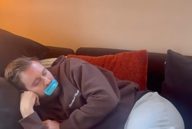 ¿Qué es el ‘mouth taping’, la peligrosa tendencia que está causando alarmas en las redes sociales?