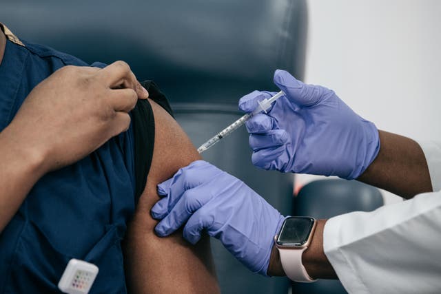 <p>Yves Duroseau, presidente de Medicina de Emergencia del Hospital Lenox Hill, recibe la vacuna contra el covid-19 por parte de la Dra. Michelle Chester en el Centro Médico Judío de Long Island el 14 de diciembre de 2020</p>