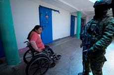 Militares invitan a periodistas a cárcel de Ecuador para mostrar que ya hay orden