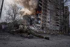 AP Fotos: Ucrania pasa 2do año de guerra con escenas de dolor y sufrimiento, pero también de alegría