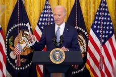 Biden dice a gobernadores que contempla decreto sobre inmigración