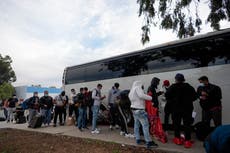 Patrulla Fronteriza deja a migrantes en parada de autobús de San Diego al agotarse ayuda municipal