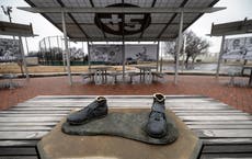 Zapatos abandonados tras robo de estatua de Jackie Robinson serán donados a Museo de Ligas Negras