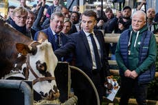 Agricultores franceses abuchean a Macron en feria del sector en París
