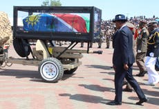 Entierran al presidente de Namibia, Hage Geingob, tras funeral de Estado