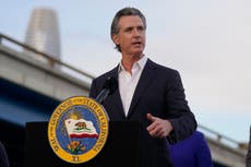 Gobernador de California lanza anuncios contra prohibiciones a viajes por abortos