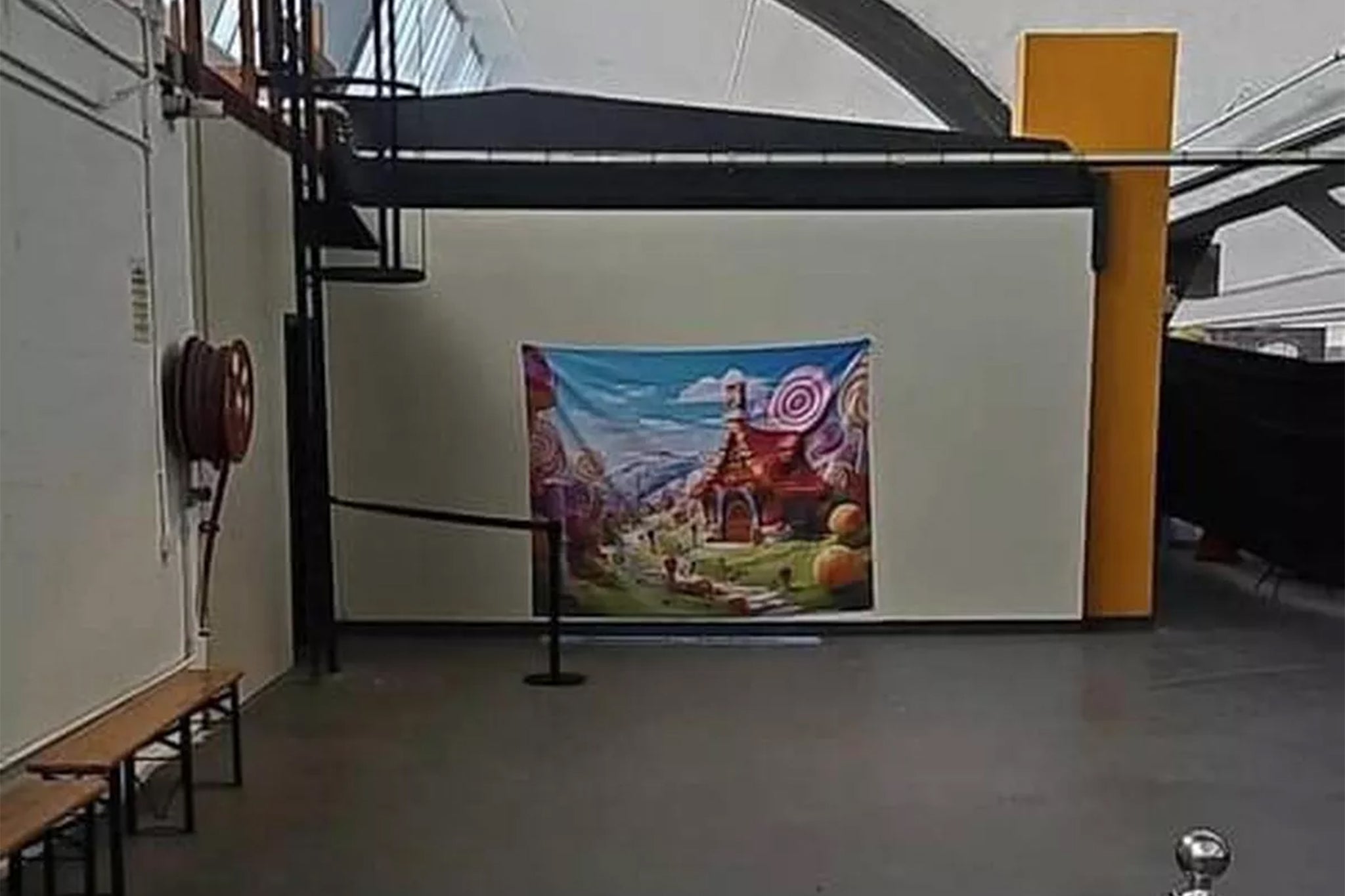 Un cartel generado con la IA pegado en una pared del lugar