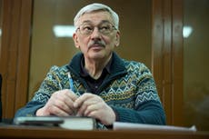 Fiscales en Rusia piden prisión para defensor de derechos humanos