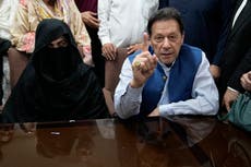 Exmandatario paquistaní Imran Khan y su esposa se declaran no culpables en otro caso de corrupción